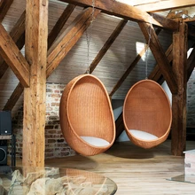 Kaminatuld võib nautida talade külge kinnitatud ripptoolides istudes. Suur kamin tsoneerib mõtteliselt elutoa ja köögi.