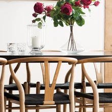 Söögilaua ümber valiti klassikalised Hans Wegneri toolid Wishbone. Kaunid detailid ja aksessuaarid hoiavad koos korteri luksuslikku atmosfääri.