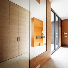 Arhitektuurset siseruumi iseloomustavad puhtad pinnad, avatud vaated ja selged perspektiivid.