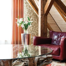 Jõuline, skulpturaalse joonega laud toodi kohale Saksamaalt. Punasest nahast diivan ja tugitoolid kuuluvad Itaalia tootja Baxter valikusse.