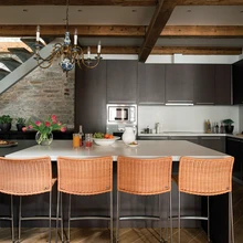 Köögimööbel pärineb firmalt Boffi. Suure köögisaare ümber on piisavalt ruumi toimetada ning istuda. Köögi kõrvalt viib trepp korteri teisele tasandile, kus asub väike puhkeala ning pääseb privaatsele terrassile.