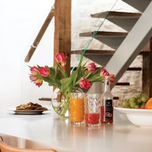 Korteri sügavusse hargneb tore ruumiprogramm erinevate tasandite, väikeste treppide, kambrite ja siseakendega.