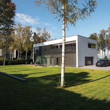 Maja suurimad aknapinnad, mis toovad eluruumidesse keskpäevase päikese, asuvad lõunaküljel ja pakuvad boonusena ka kauneid arhitektuurseid vaateid.