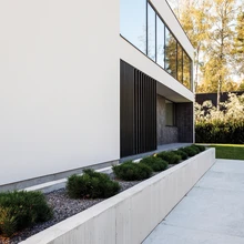 Maja suurimad aknapinnad, mis toovad eluruumidesse keskpäevase päikese, asuvad lõunaküljel ja pakuvad boonusena ka kauneid arhitektuurseid vaateid.