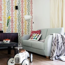 Paari vana mööblieseme kasutamine oma uues kodus oli nii Riina kui ka Siimu jaoks väga oluline. Erksa mustriga tapeet ja suured heledad pinnad loovad klassikalise ning samal ajal siiski väga rõõmsat meeleolu kiirgava interjööri.