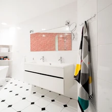 Punase värvi toomine vannituppa oli korteri peremehe kindel soov.