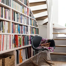 Raamatukogu paigutati korteri alumisele tasapinnale, mille pikale ja vaiksele koridorile oleks paremat funktsiooni raske leida.