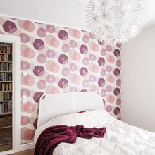 Magamistoa õrn ja õhuline valgusti on Ikea valikust, kogu korteri tapeedid pärinevad Skandinaavia tapeedisalongist.