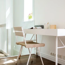 Eesti disain kohtub Skandinaavia disainiga: Toivo Raidmetsa tooli paariliseks sai Taani tootja BoConcept kirjutuslaud.