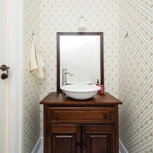 Vannitoa valamukapp, nagu ka suur raamaturiiul koridoris, on valminud Puusaare Puukojas.