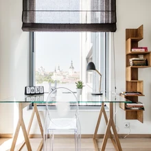 Korteri uhkeim vaade avaneb töölaua taga istudes. Laualamp ja kalender on Home Artist.