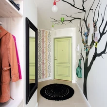 Esiku seinal jätkuv Kadrioru park on sisearhitekti idee. Seinale värvitud puu okstele on kinnitatud pere- ja reisipilte ning selle ladvaoksa külge «riputati» laevalgusti.