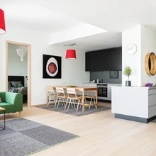 Tume köögimööbel liigendab hästi suurt heledat eluruumi ning lisab interjööri maskuliinsust ja sügavust.