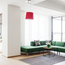 Elutoast pääseb klaasitud rõdule. Diivan pärineb Oot-Ooti salongist, lauake Warm Northi valikust, diivanipadjad Emma Leppermanni stuudiost ning valgusti 4Roomilt.