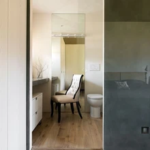 Kuna majas elab kolm meest ja üks naine, otsustati pesuruumid lahku lüüa. Nii sai perenaine omale naiseliku buduaari, kuhu pääseb vaid peamagamistoast.