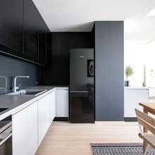 Tume köögimööbel liigendab hästi suurt heledat eluruumi ning lisab interjööri maskuliinsust ja sügavust.