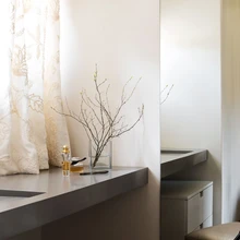 Kuna majas elab kolm meest ja üks naine, otsustati pesuruumid lahku lüüa. Nii sai perenaine omale naiseliku buduaari, kuhu pääseb vaid peamagamistoast.