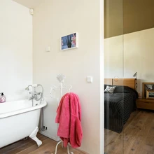 Kuna majas elab kolm meest ja üks naine, otsustati pesuruumid lahku lüüa. Nii sai perenaine omale naiseliku buduaari, kuhu pääseb vaid peamagamistoast.