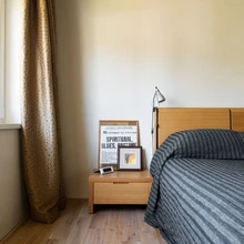 Eramu materjalikasutuses hoiti naturaalset ja ehedat joont, et rõhutada materjalide loomulikku ilu. Põrandatel on kasutatud naturaalse viimistlusega puitu ja paekivi.