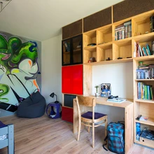 Vanema poja toa seina kaunistab grafiti, mille autor on Uku Sepsivart. Seinakapp ja töökoht on loodud moodulitest. Üks moodul annab riiuli sügavuse või riidekapi laiuse ning kaks moodulit üksteise otsas kirjutuslaua kõrguse.