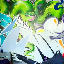 Vanema poja toa seina kaunistab grafiti, mille autor on Uku Sepsivart. Seinakapp ja töökoht on loodud moodulitest. Üks moodul annab riiuli sügavuse või riidekapi laiuse ning kaks moodulit üksteise otsas kirjutuslaua kõrguse.