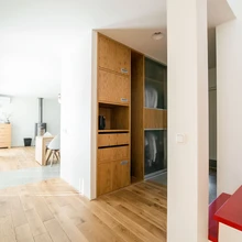 Esikus jäid alles sisseehitatud kapid, mille viimistlus sobitub kenasti uue interjööriga.