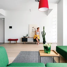 Elutuba on suur ja avatud ruum, kus erinevaid tsoone aitavad luua vaibad ja värvilahendused.