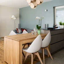 Varasema lahenduse asemele, kus köögitasapind asus vastu seina ja söögilaud keset tuba, planeeriti söögilauaga jätkuv köögisaar.