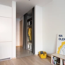 Pisikeses esikus on lükanduste asemel garderoobi ees sümpaatne hall tekstiil.