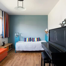 Noorema lapse toas asuvad perekonna reliikviad: vanavanaisa tehtud klaver, mis valmis Tartu klaverivabrikus, ning rõõmsaks siniseks värvitud raudvoodi, mis päritud vanaemalt. Sisearhitekt lisas vajalike esemetena töölaua ja kapid.