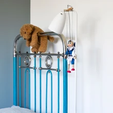 Noorema lapse toas asuvad perekonna reliikviad: vanavanaisa tehtud klaver, mis valmis Tartu klaverivabrikus, ning rõõmsaks siniseks värvitud raudvoodi, mis päritud vanaemalt. Sisearhitekt lisas vajalike esemetena töölaua ja kapid.