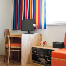 Noorema lapse toas asuvad perekonna reliikviad: vanavanaisa tehtud klaver, mis valmis Tartu klaverivabrikus, ning rõõmsaks siniseks värvitud raudvoodi, mis päritud vanaemalt. Sisearhitekt lisas vajalike esemetena töölaua ja kapid.