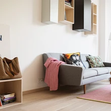 Diivan Cosmo (Oot-oot) ja lauake Warm Northilt (disainer Aap Piho).