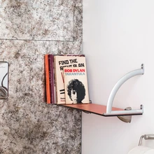 Valged seinad on taustaks värvikatele esemetele. Tõsise fänni korteris kohtab viiteid Bob Dylanile isegi vannitoas ja tualettruumis.