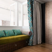 Magamistuppa kavandati tore siserõdu. Väikese sohva ja tekstiilide (firma Alhambra, salong Vivid) abil on sellest kujundatud mõnus lugemisnurk.