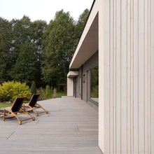 Niigi väga suurt privaatsust nautiv maja terrass on varjatud kõigi võõraste pilkude eest ning avaneb samal ajal päikese poole.