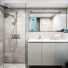 Tsemendikarva vannitoaplaadid on lihtsa, kuid elava pinnaga.