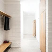 Otse magamistoast pääseb sopilisse vannituppa, kuhu naturaalse valguse toomiseks ehitati osa elutoa poole jäävast seinast klaasist.