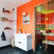 Üks vannitoa sein ja saunaruum on kaetud Formica kompaktlaminaadiga. Sauna värvilist valgust saab muuta vastavalt meeleolule. Kivivann Mundo kuulub firma Schönberg valikusse.