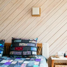 Puitpaneelidega kaetud sein on kaugel saunatunde loomisest ja mängib julgelt mustritega.