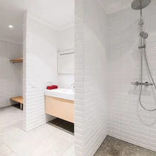 Otse magamistoast pääseb sopilisse vannituppa, kuhu naturaalse valguse toomiseks ehitati osa elutoa poole jäävast seinast klaasist.