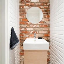 Külaliste tualetis on säilitatud üks originaalvärvides tellissein.