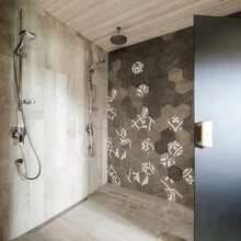 Kuna saunas käiakse tavaliselt seltskonnaga, mahutati ära ka kaks dušši.