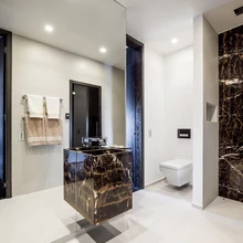 Kabineti kõrvale jäävas vannitoas on kasutatud uhke tekstuuriga marmorit Black and Gold (Kiviprojekt). Peegelsein valamu taga suurendab ruumi ja erilise atmosfääri loob valgustusega laedušš.