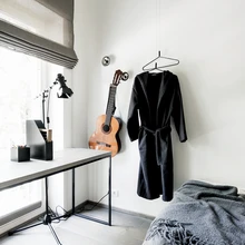 Magamistoas on parajalt ruumi voodile ja kergele töölauale akna ees.