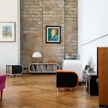 Paekiviseinal on leidnud koha Sex Pistolsi laulja John Lydon’i autoportree, mis kuulub korteriperemehe uhkesse moodsa muusikaajaloo kogusse.