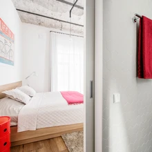 Magamistoa heledasse värvigammasse toovad emotsioone öökappide aset täitvad Kartelli kapid ja poster, mis leitud allposters.com-ist.