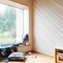 Puitpaneelidega kaetud sein on kaugel saunatunde loomisest ja mängib julgelt mustritega.