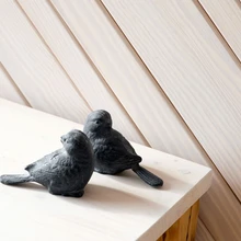 Puitpaneelidega kaetud sein on kaugel saunatunde loomisest ja mängib julgelt mustritega.