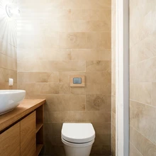 Tualeti seinad näitavad veel ühte puidu kasutamise võimalust.